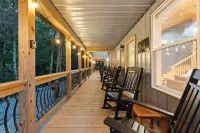 Riverfront Cabin~Sleeps 18~Private River Boat Ramp~20 Min drive Lake Cumberland