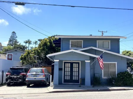 Rare 3 br in Capitola Village with 5pm checkout Jan-Apr+Parking!