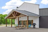 Perfect Couple’s Getaway in Luckenbach Tx Hot tub Pool
