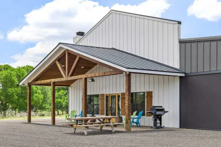 Perfect Couple’s Getaway in Luckenbach Tx Hot tub Pool Отели рядом с достопримечательностью «Грейп Крик Вайнярдс»