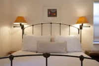 Healdsburg Cottage  Walk to the Plaza, Workspace