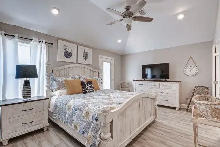 Back to School Savings! Hot Tub, Pet Friendly & Direct Beach Access!