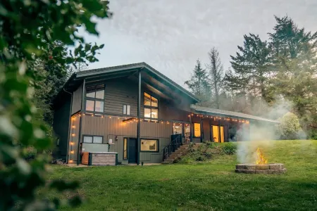 Stunning Oceanview Hillside Home w/ Theater & Spa Отели в г. Уолдпорт