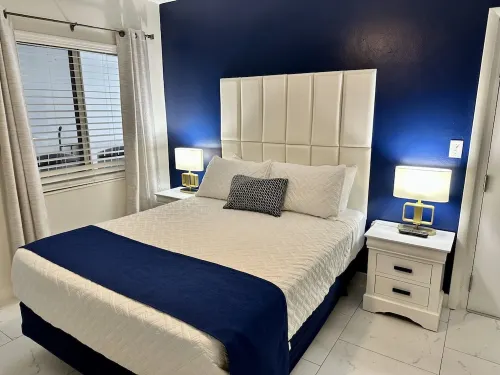 Sapphire by the Sea - Unit 7 - Queen Studio, heated pool, walk to the , Sleeps 2