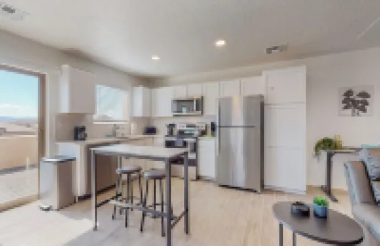 New Studio, Balcony w/views, Nexflix, Pool