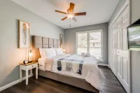 Suburban 3 BR Home, Pool, Fast Wi-Fi, One Level 파커 로드역 주변 호텔