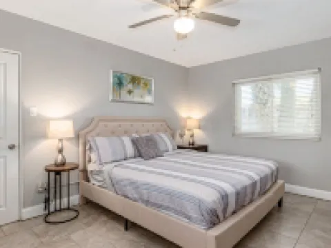 Beautiful downtown Melbourne Beach renovated apartment one block from the beach! 墨爾本海灘酒店