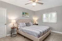 Beautiful downtown Melbourne Beach renovated apartment one block from the beach!