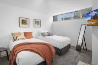 King Bed Living in Heart of the CBD, With Parking