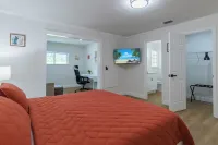 Modern 4 Bed 2 Bath home with a pool, King bed sleeps 10 in Orlando close to UCF Hôtels à proximité de : Spectrum Stadium
