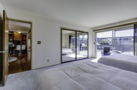 Waterfront Home with King Bed, Spacious, Clean, Pet Friendly. Near SF, Napa