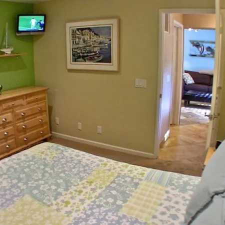 2-Blocks to Moonlight Beach, Private Yard, AC,  Bikes, over 300 5-Star Reviews