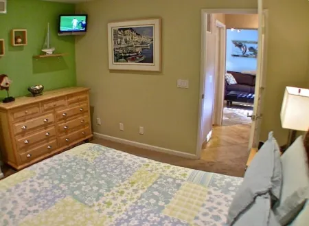 2-blocks to Moonlight Beach, Private Yard, AC,  bikes, Over 200 5-star reveiws