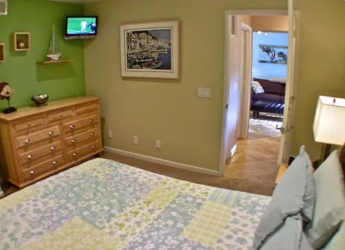 2-Blocks to Moonlight Beach, Private Yard, AC,  Bikes, over 300 5-Star Reviews