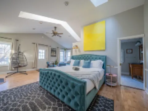 Modern Antique 5BR Home w/ Expansive Master Suite 諾威奇酒店