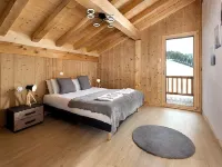 Chalet 15 Persons les Gets Ski Resort 6/8 Bedrooms with Private Bathroom Jacuzzi レ・ジェのホテル