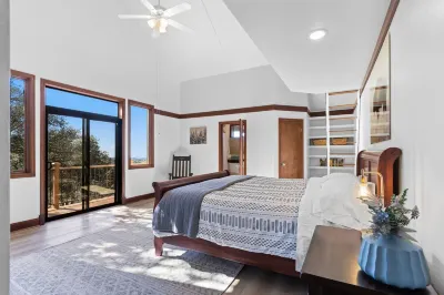 Beautiful Mountain Home located on 1 acre in the Historical Town of Julian, Ca Julian Trading Post and Orchard附近的飯店