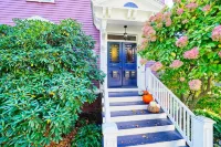 ★Downtown Condo~Steps from the Water & Common★