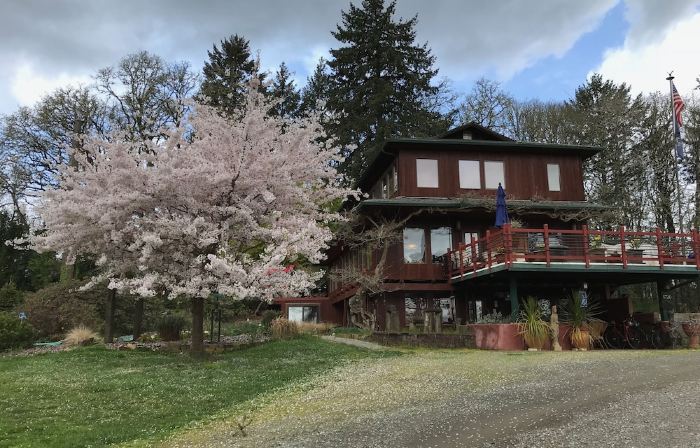 Contemporary Flat on a Christmas tree farm 5 Minutes to Oregon State University