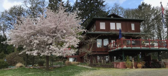 Contemporary Flat on a Christmas tree farm 5 Minutes to Oregon State University Hotel di Benton County