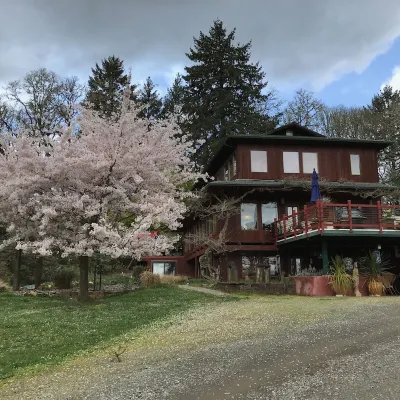 Contemporary Flat on a Christmas tree farm 5 Minutes to Oregon State University โรงแรมใกล้Siuslaw National Forest
