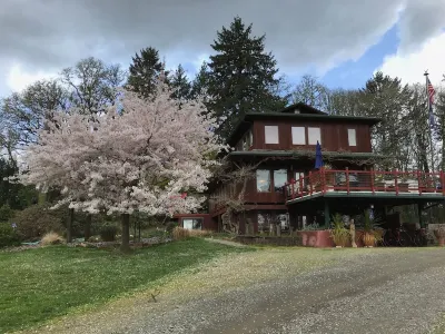 Contemporary Flat on a Christmas tree farm 5 Minutes to Oregon State University Hotels near Fred Meyer