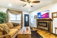 Lone Star Suite: Rustic Luxe, 2 King Beds, Fireplace, Full Kitchen, courtyard