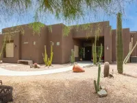 Spacious 4-bedroom house with Mountain View’s, pool and putting green. Hotels in New River