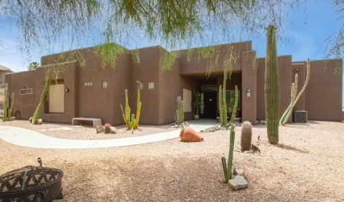 Spacious 4-bedroom house with Mountain View’s, pool and putting green.