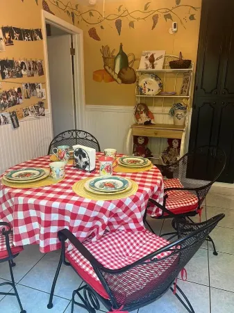 Charming Victorian-Style Guest House Отели в г. Коди