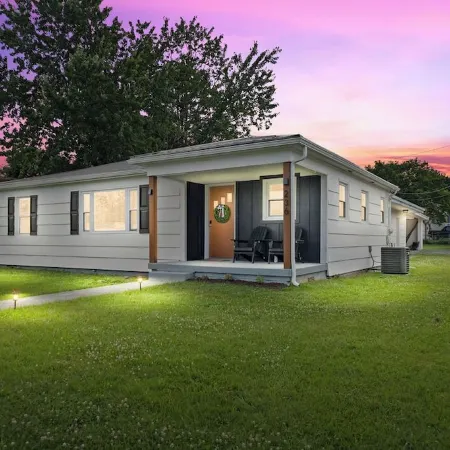 Charming 3-bedroom house with 5 beds, deck, fire pit, and BBQ, minutes from NRG