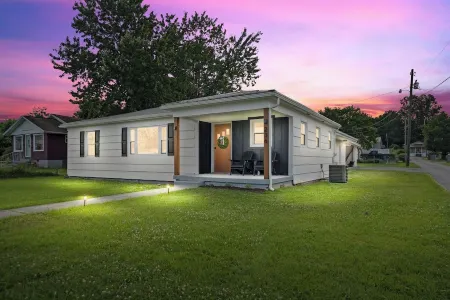 Charming 3-bedroom house with 5 beds, deck, fire pit, and BBQ, minutes from NRG