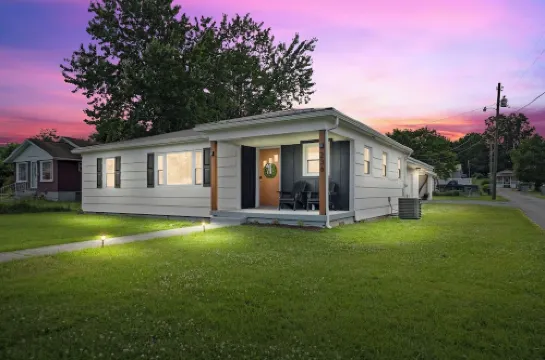 Charming 3-bedroom house with 5 beds, deck, fire pit, and BBQ, minutes from NRG