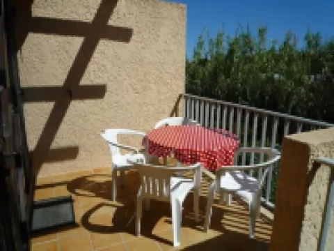 Charming T1 completely renovated, with large terrace, in the heart of Giens. Hotels in Giens