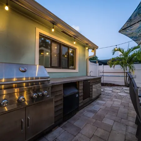 Dip n' Sip Oasis: Heated pool, close to the beach & Atlantic ave!