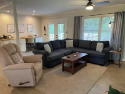 The Quail's Nest! Convenient to downtown, quiet and fully remodeled!