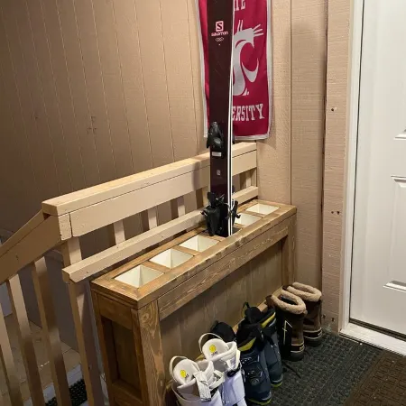 Stay and play, sleeps 6 with a beautiful view of Schweitzer Mountain
