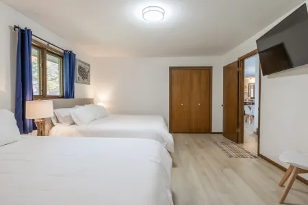 The Blu Casa - Family Home, Private Lake, 4 King Beds, 2300 sq ft, 2 patios