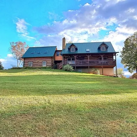 Luxurious cabin, mountain views near the  Smokies! Pet and family friendly!