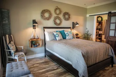 Lake Therapy, Cottage on the Water with Wifi! Hotels near Cathedral Caverns State Park Hiking Trails