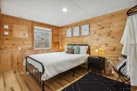Pinewood Haven: Log Cabin + Treehouse + Hot Tub in Mount Washington Valley