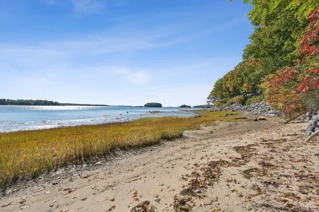 Charming ocean-view cottage just 10 minutes from downtown Freeport shops Отели рядом с достопримечательностью «When Pigs Fly Bakery»