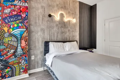 Stylish Vibrant Getaway w/Private Patio next to Bars & Food, 5 minutes from DC! Отели в г. 