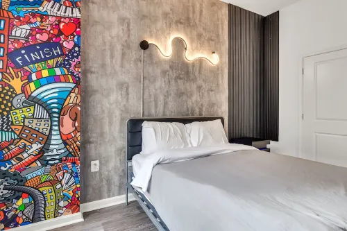 Stylish Vibrant Getaway w/Private Patio next to Bars & Food, 5 minutes from DC!