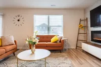 Modern 4 bdr with King size bed Patio and Late Checkout!
