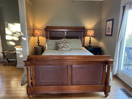 Elegant & Modern Carriage House at Twin Maple Farm