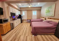 Cozy New Studio Suite on beach block - 7th lot, 1 minute walk to the beach!