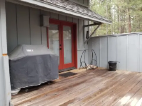 2 Bedroom Dog Friendly Cabin in Sunriver. 6 Sharc Passes Included.
