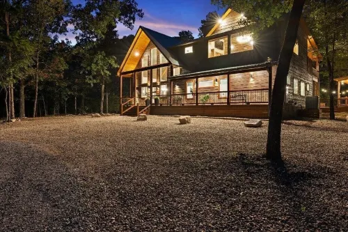✨Hampton's Hideaway: Luxury cabin with 🎲 Games, 🪁 Playground, and 💦 Hot Tub✨