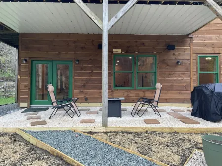 Creekside Getaway - King Bed - Full Kitchen - Foosball